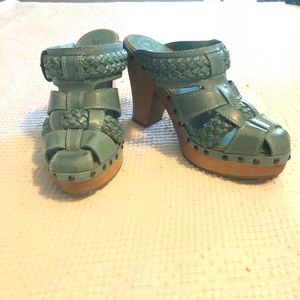 BNWT Frye Clogs